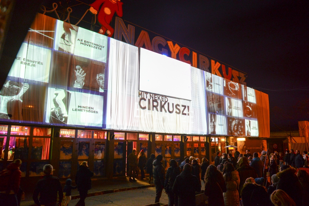Becsomagoltuk a cirkuszépületet