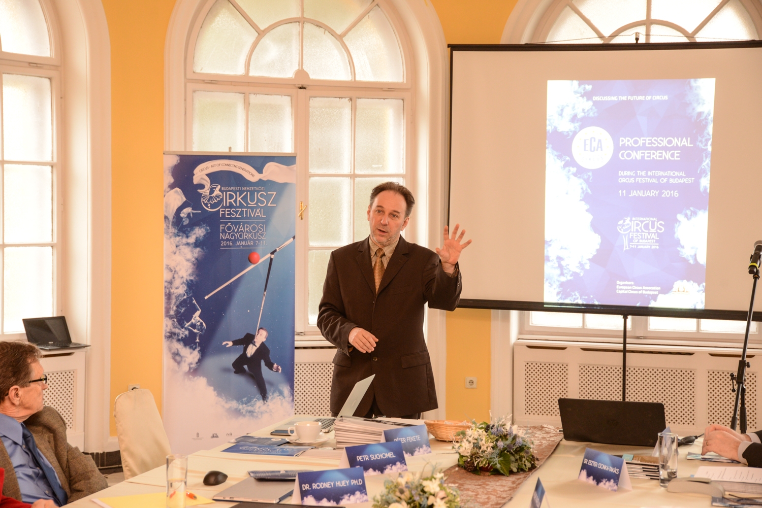 A holnap cirkuszáról beszélgettek