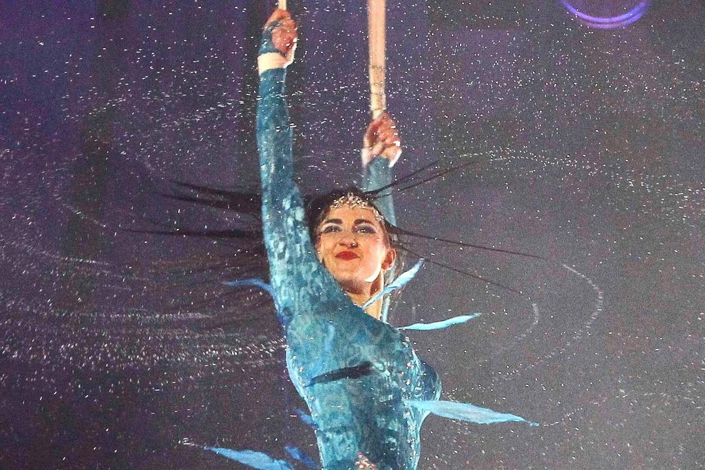 Színes vízáradat a manézsban