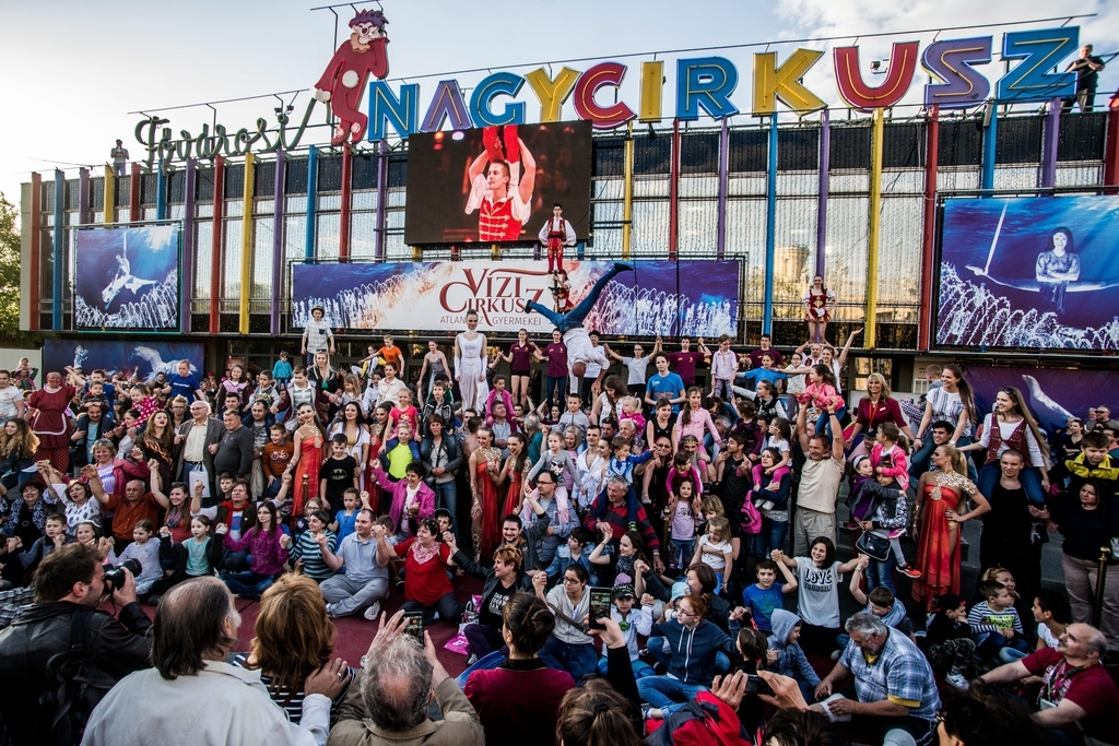 Jókedv, cirkusz, emberpiramis