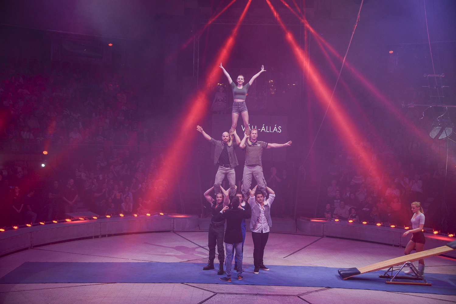 Épülj be az emberpiramisba! Jó kis cirkusz lesz!