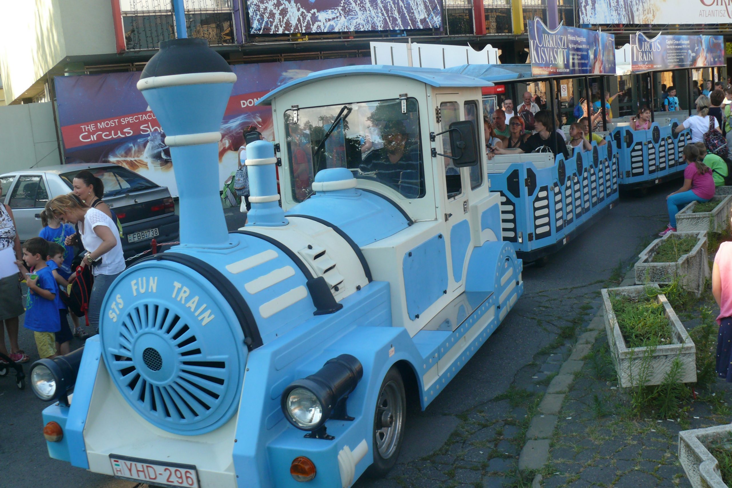 Cirkuszi kisvasúttal végig az Andrássy úton