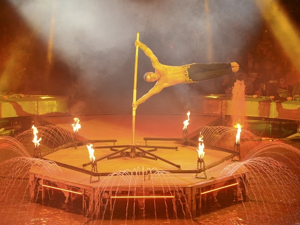 Bekötött szemmel, nővel a fején