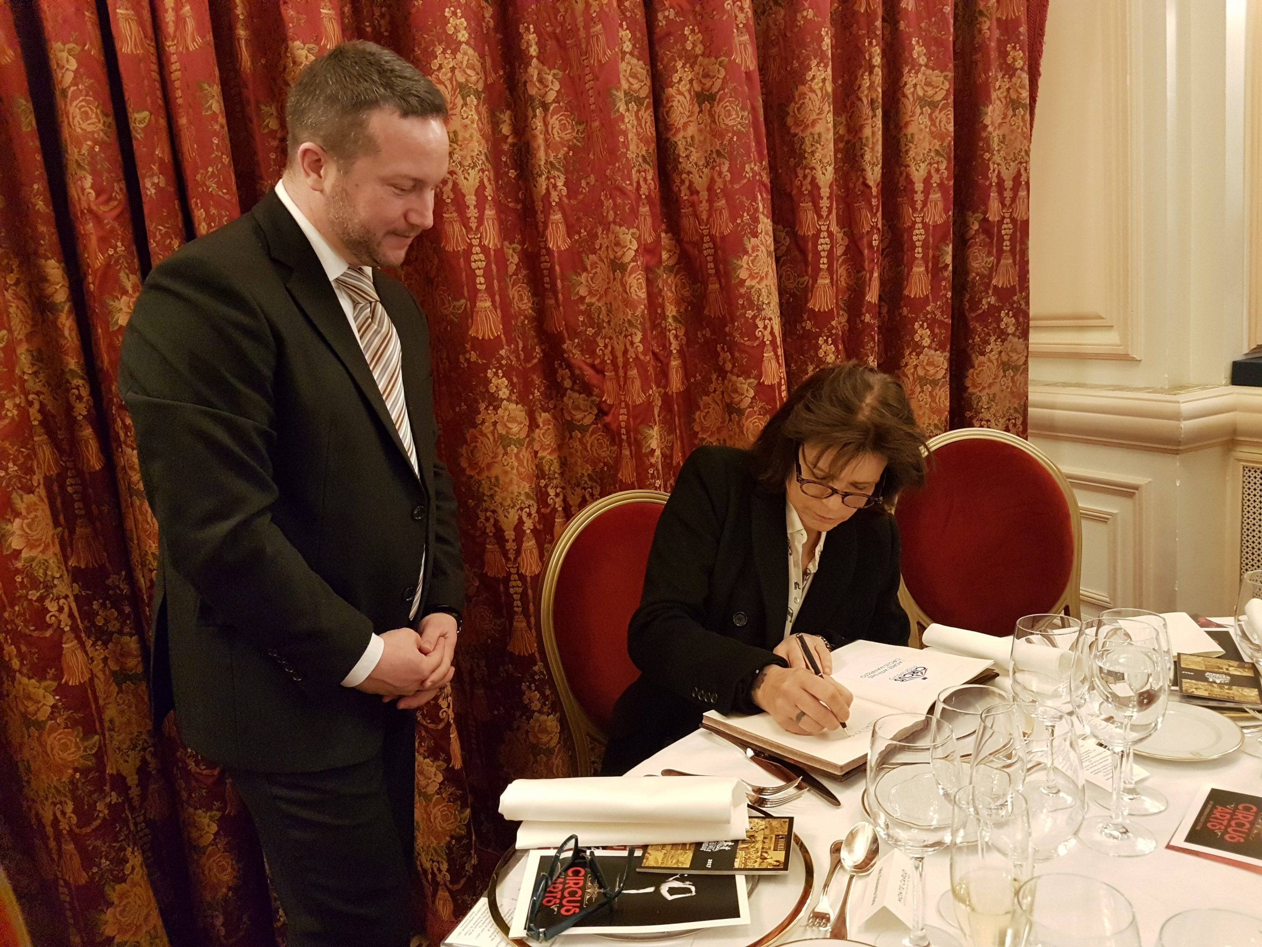 Stép­ha­nie mo­na­cói her­cegnő volt az első alá­írója Uj­he­lyi Ist­ván ma­gyar EP-kép­vi­selő cir­kusz­mű­vé­szeti ki­ált­vá­nyá­nak.