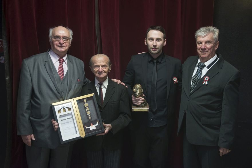 Díszelőadás artistadíjakkal   