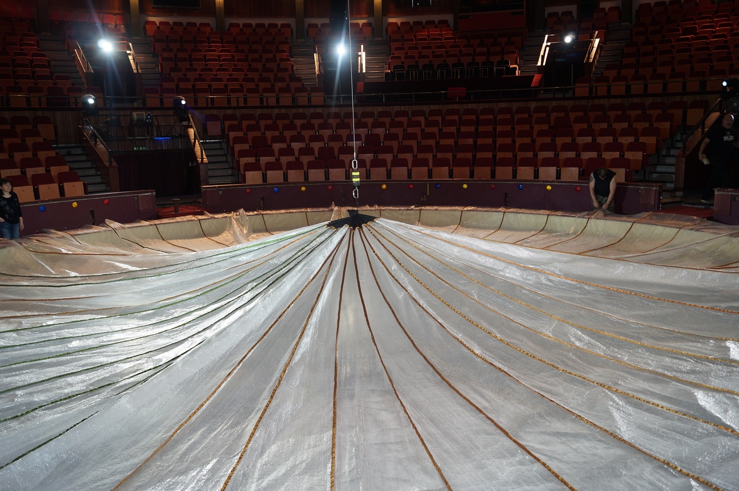 Óriási hőszigetelő takaró készült a Fővárosi Nagycirkusz jegéhez