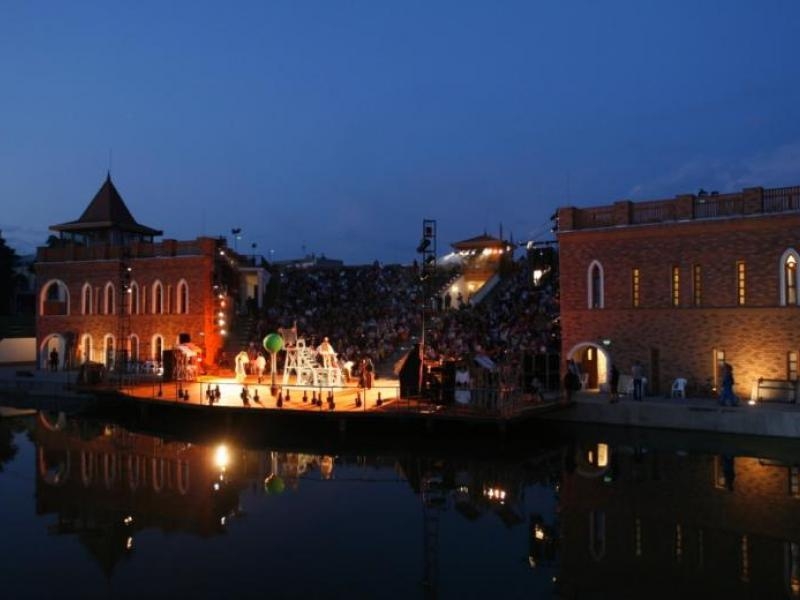 Háromszáz táborozó gyerekeket látnak vendégül a ma esti szarvasi clown-/bohócgálán!