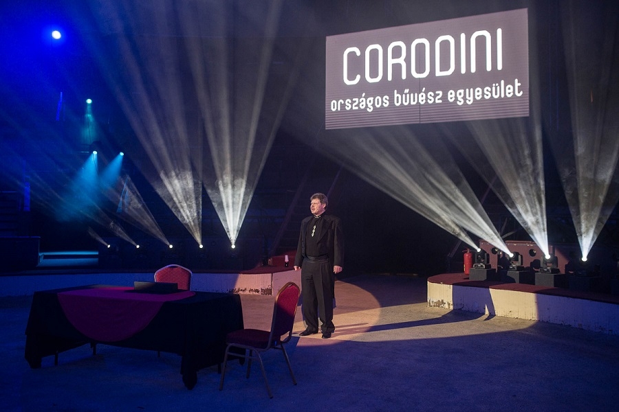 Bűvészek a Manézsban - avagy mi bújt elő Corodini cilinderéből?