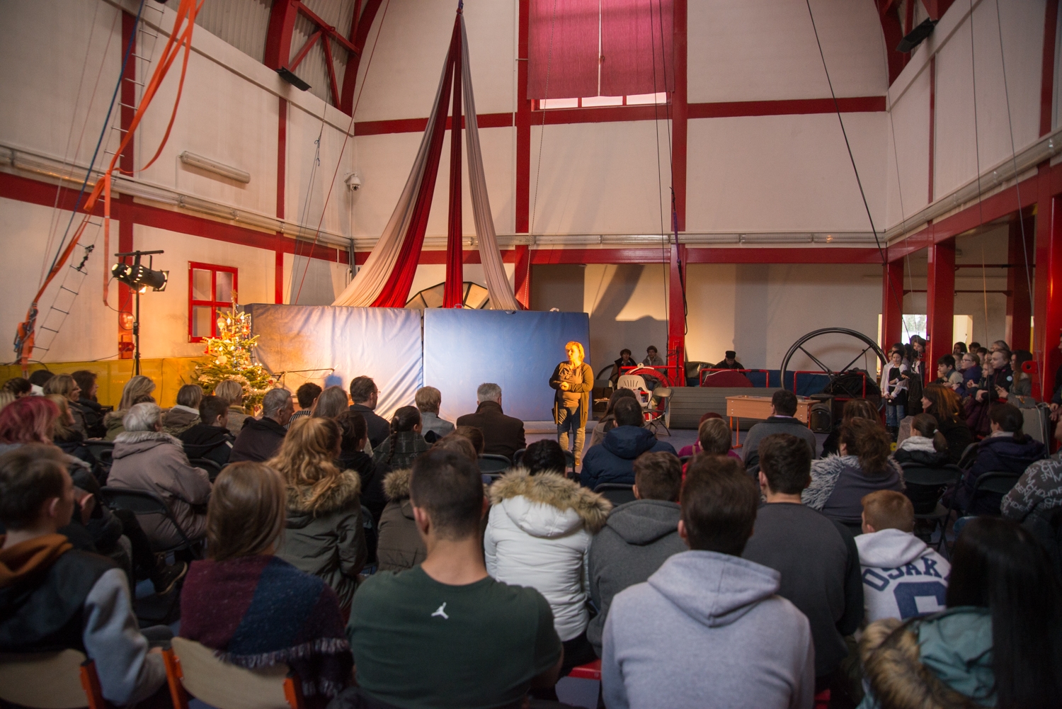 Egyenes labirintus – káprázatos híd a cirkuszművészet és a költészet között