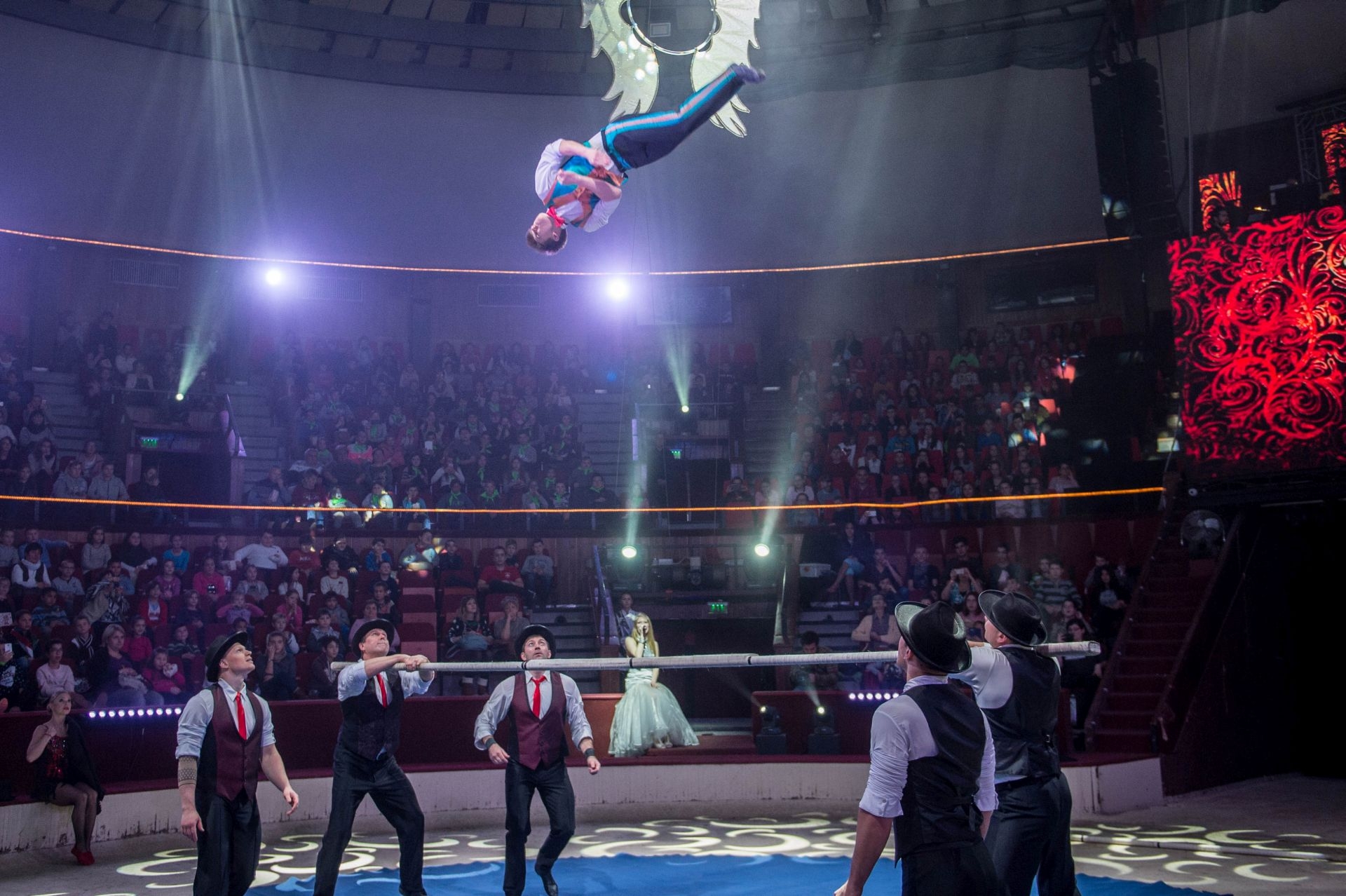 Novák Katalin négy ország gyermekeit köszöntötte a cirkuszban