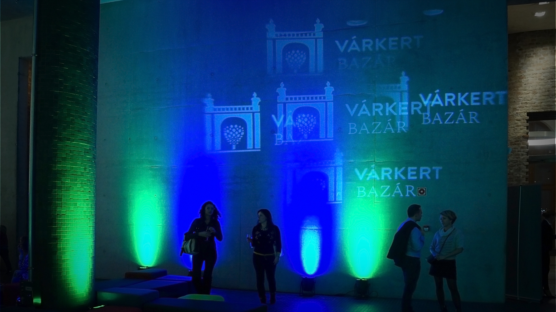 Bűvészek, komikusok és artisták kápráztatták el a közönséget a Várkert Varietében!