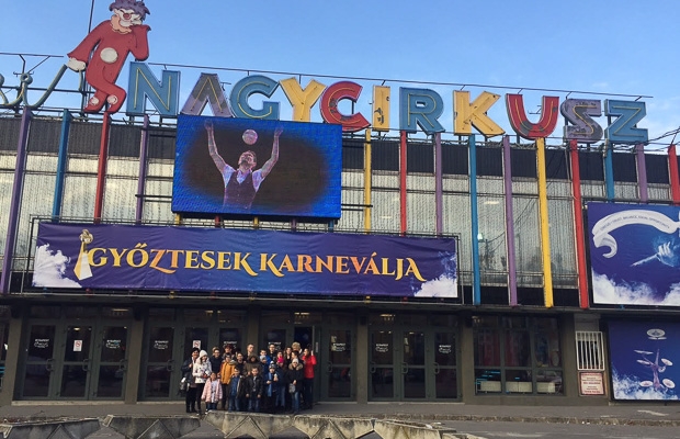 A Valahol Európában gyermekszereplői a Fővárosi Nagycirkuszban