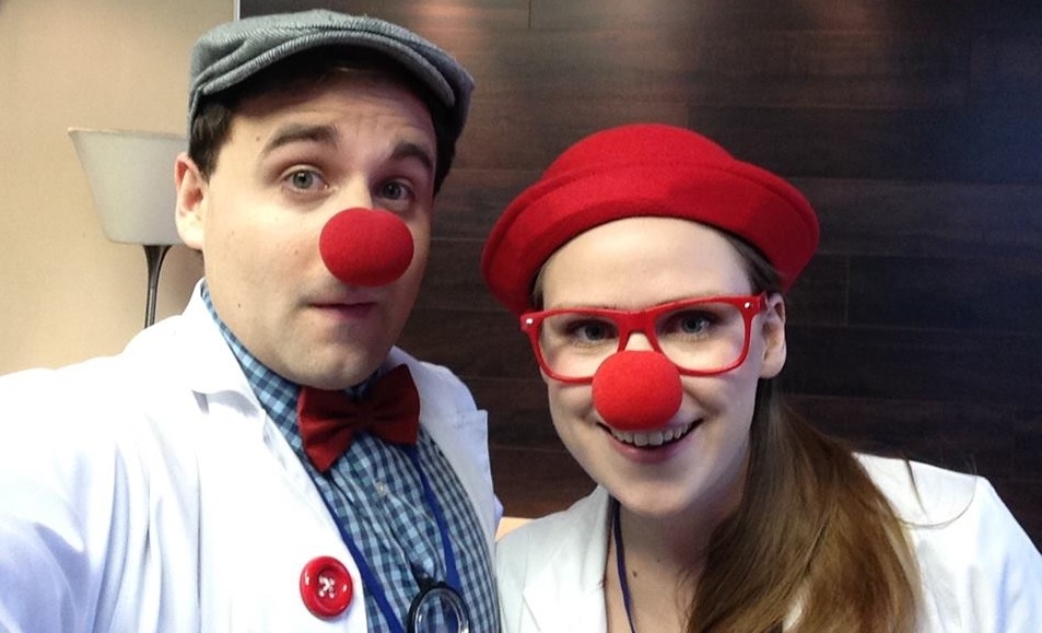 A bohócdoktorkodás egy speciális szakma, jókedvükkel, játékos feladataikkal segítik a kis betegeket