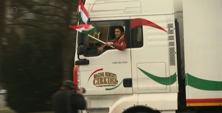 Magyar zászlót lengetve vonult be a Hősök terére ifj. Richter József