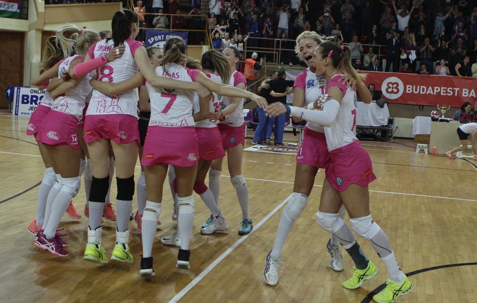 Cirkuszi művészek nyitják meg a női röpifinálét