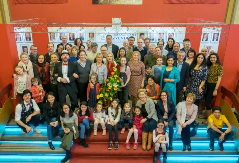 27 ország nagykövete látogatott el a Nagycirkuszba