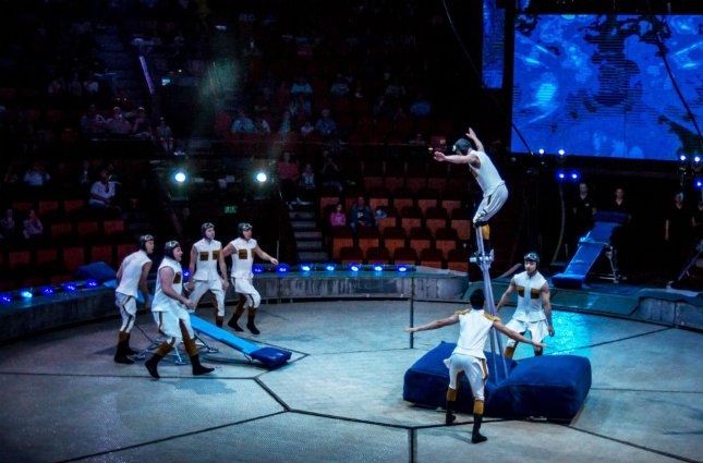 Lélegzetelállító jelenet: Így kell szaltózni kétméteres pálcikalábakkal