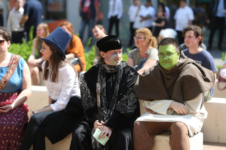 Látványos produkcióval mutatkoztak be az artistaképzősök a Jókai előtt