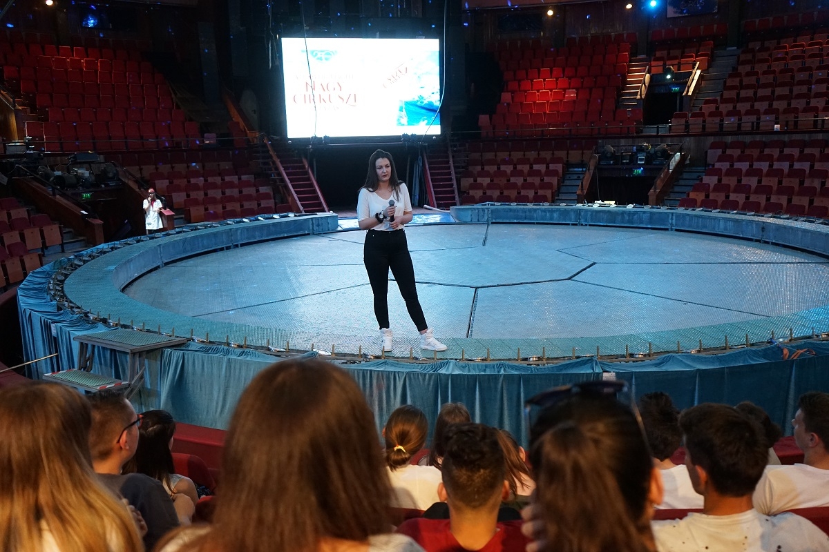 Víz a porondon - rendhagyó kémia óra a Fővárosi Nagycirkuszban