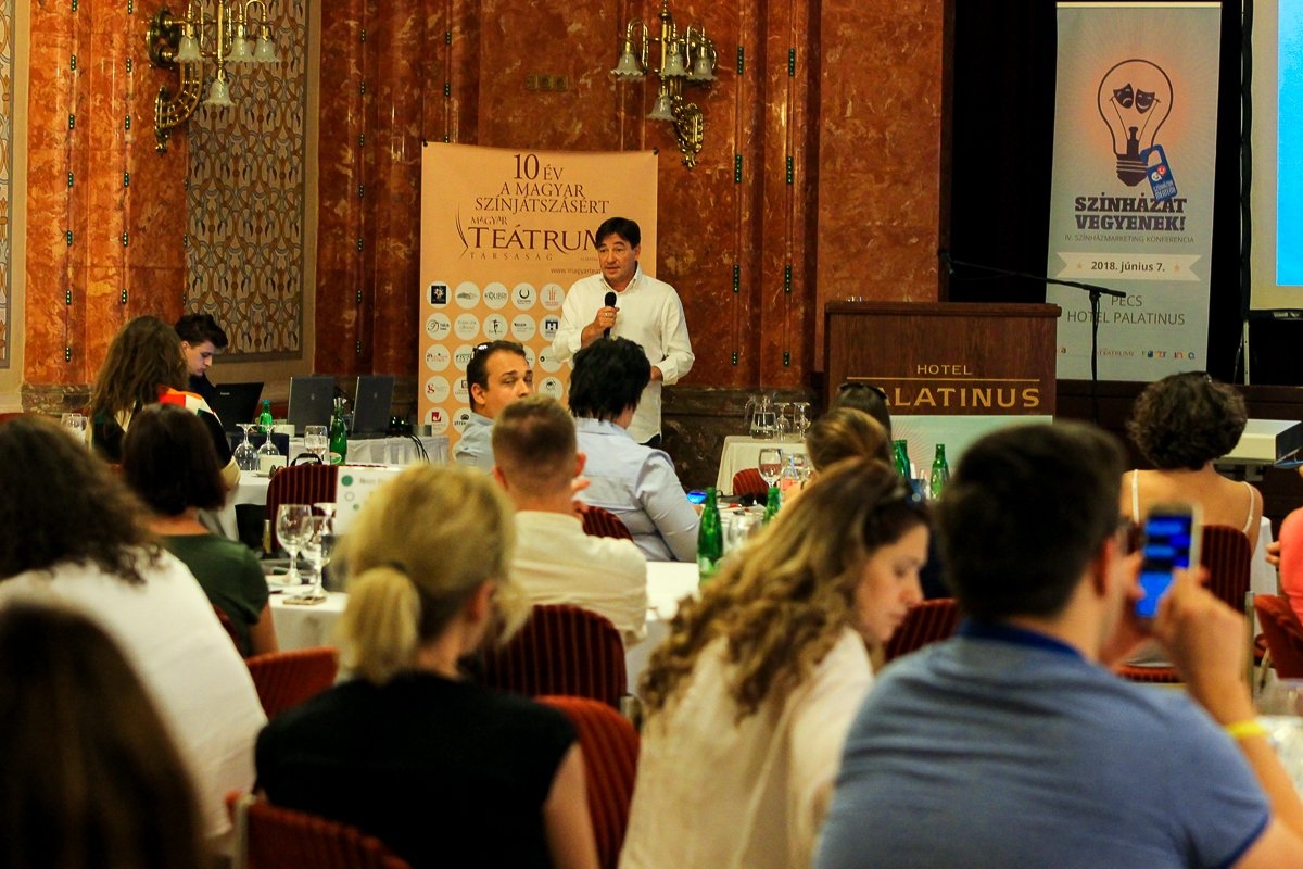 Színházi plakát, weblap, büfé, szék: idén is díjazta a legkreatívabb színházakat a Magyar Teátrumi Társaság