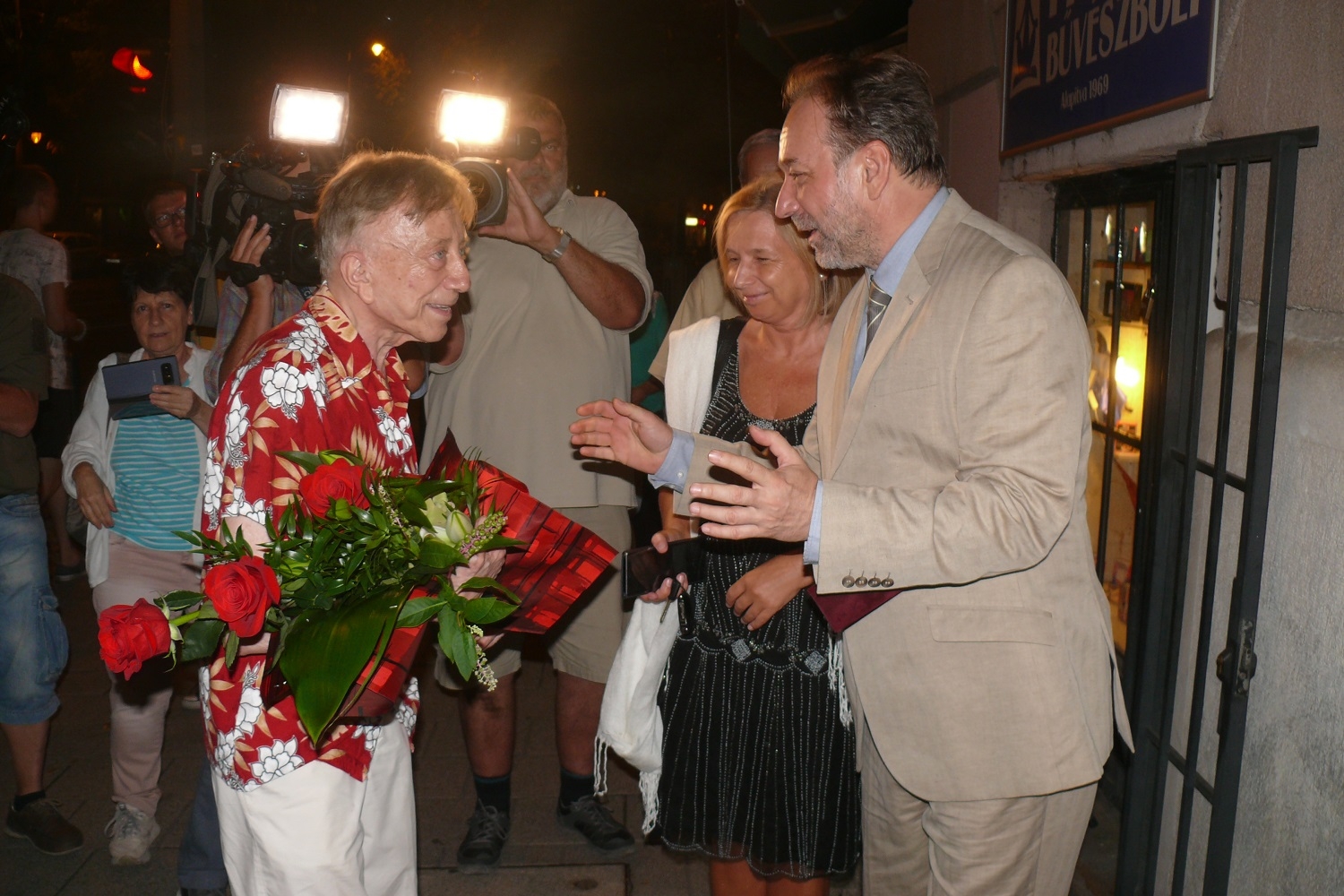 Meglepetés köszöntés Vásáry Tamás háza előtt