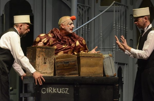 “Mi ez a cirkusz itt?”