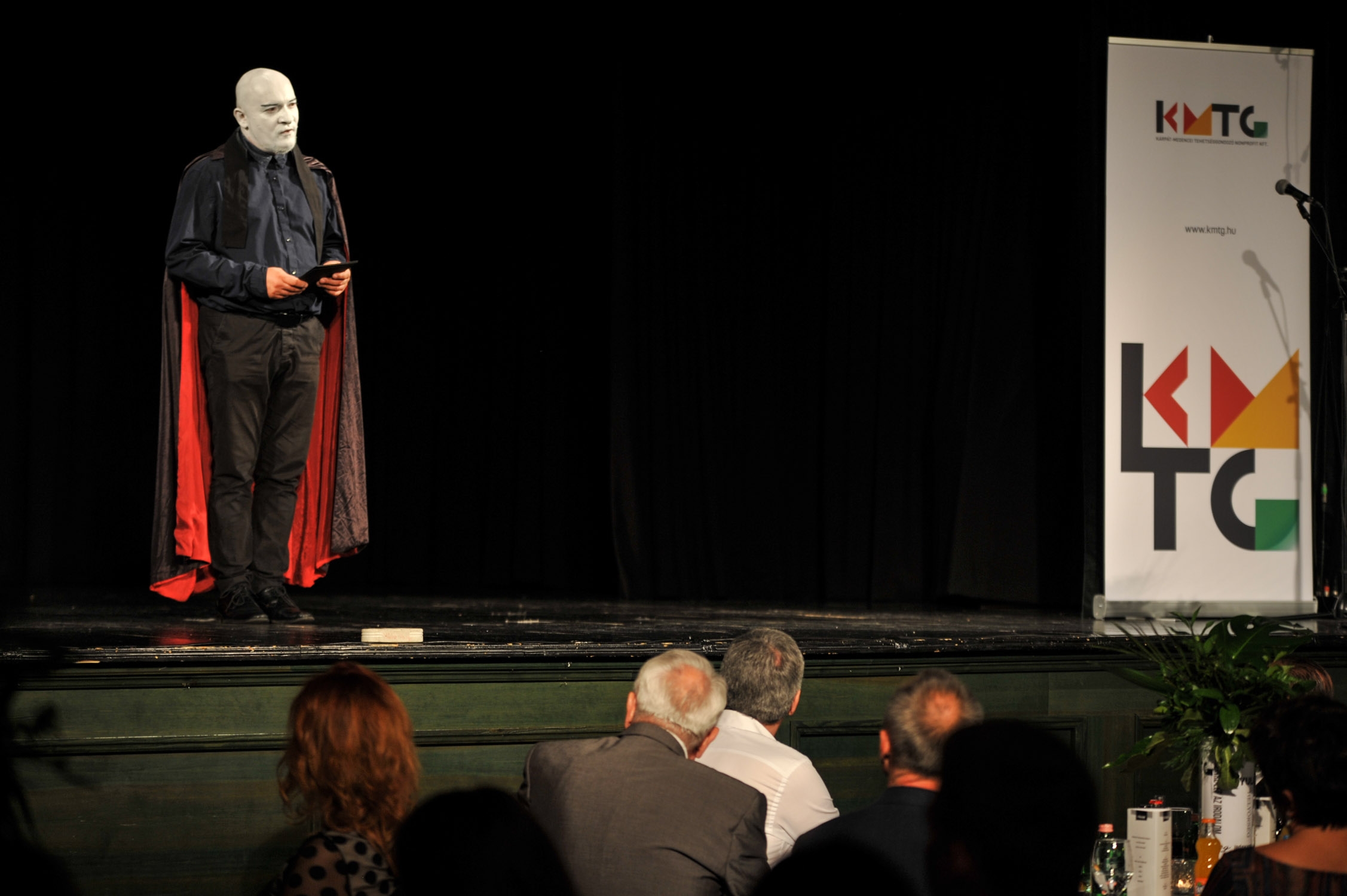 Összművészeti produkció az Előretolt Helyőrség Íróakadémia gálavacsoráján