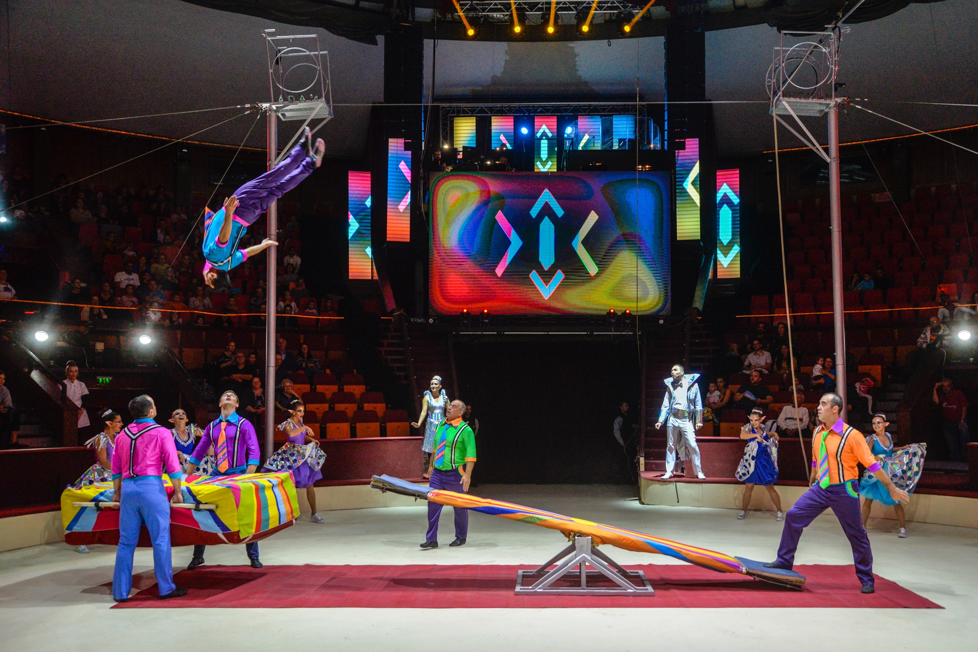 Odafigyelés és összetartás: Szikramanók – Karácsonyi kaland a cirkuszban artistadíszbemutató