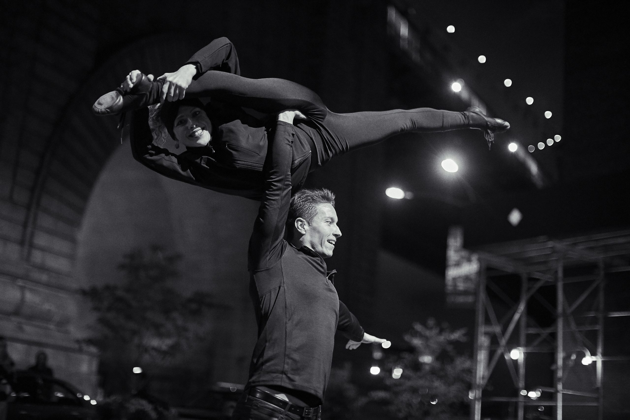 Lebilincselő artistaművészek a kultúra szolgálatában