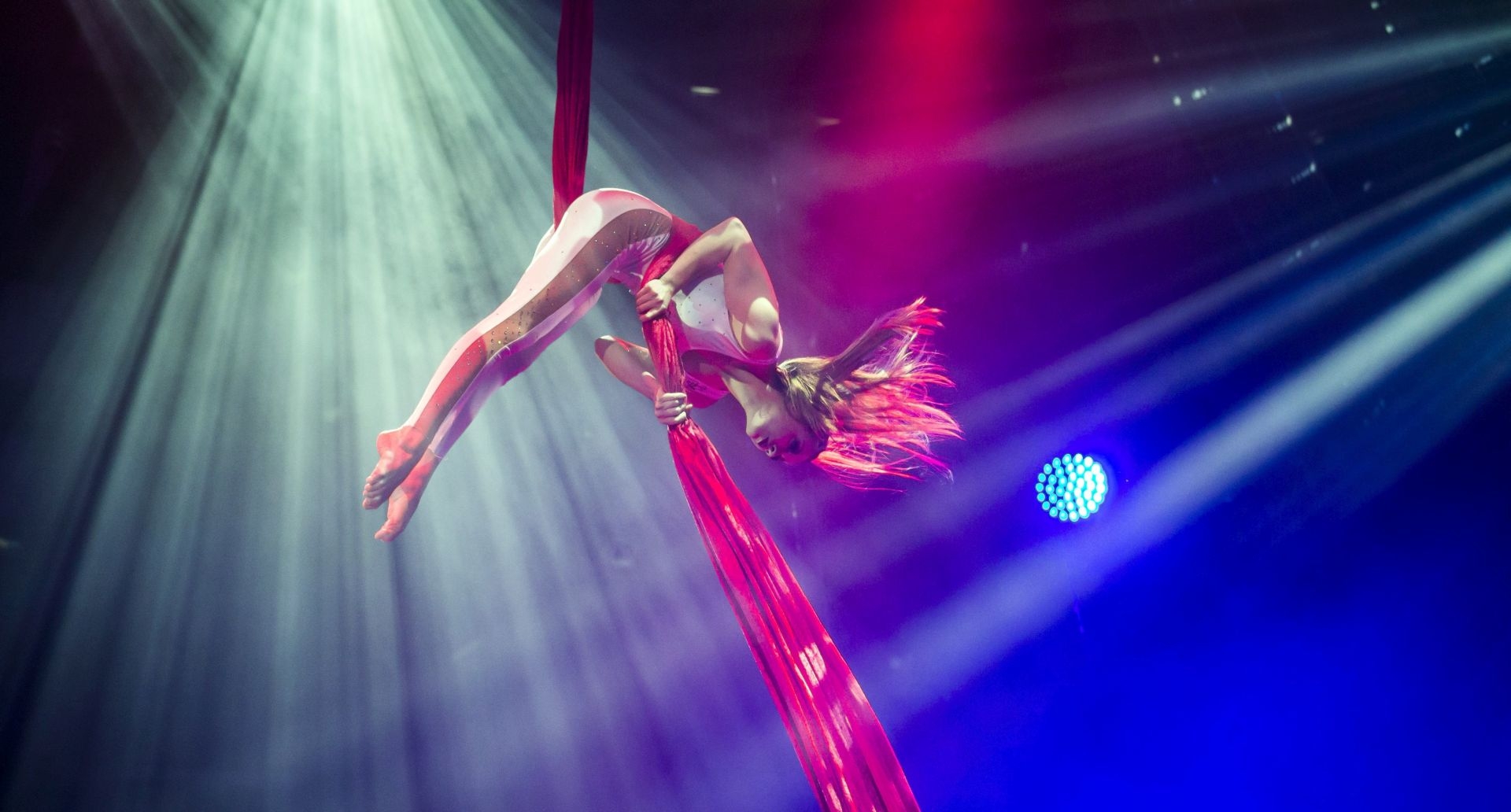 Cirkuszi előadás látássérülteknek