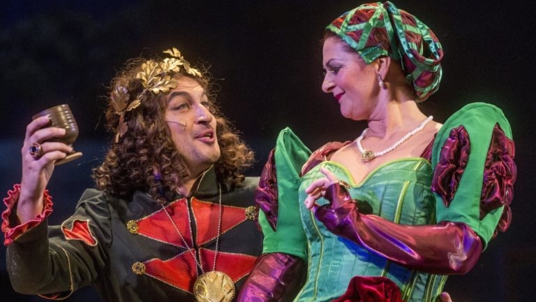 Ingyen mehetnek színházba és cirkuszba az iskolások évente egyszer