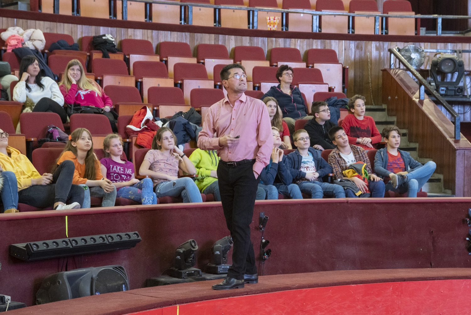 A belső tűz matematikája – Számadó László rendhagyó órája a manézsban!