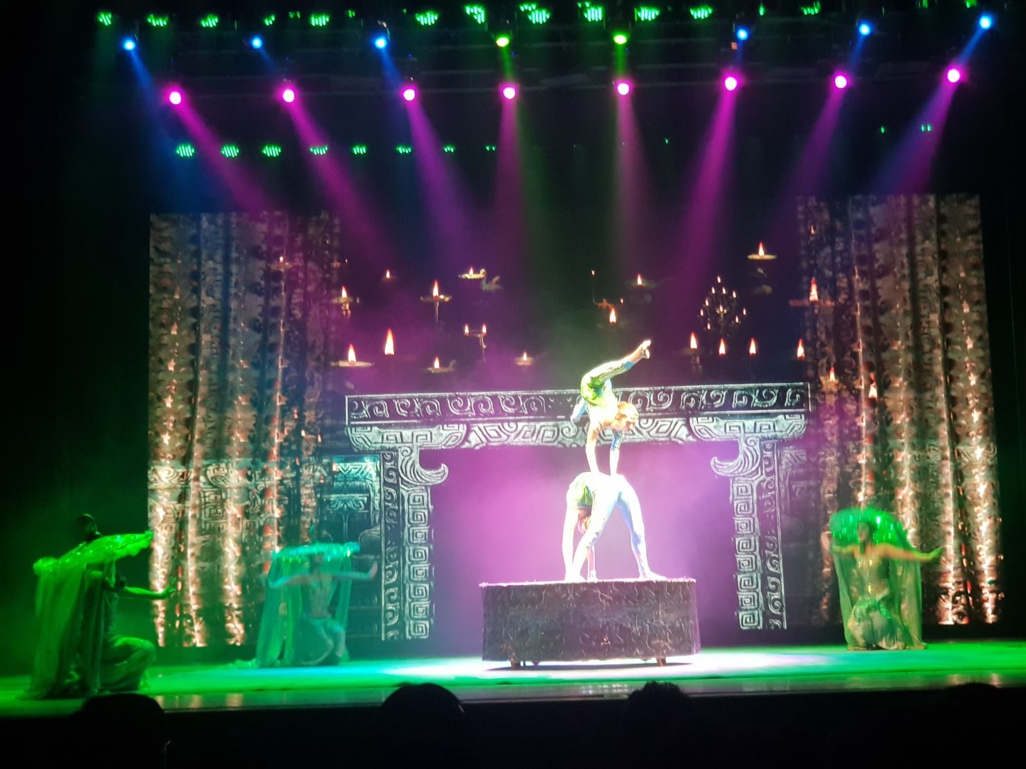 Fekete Péter kultúráért felelős államtitkár a pekingi Nemzeti Akrobata Társulat iskolájában járt