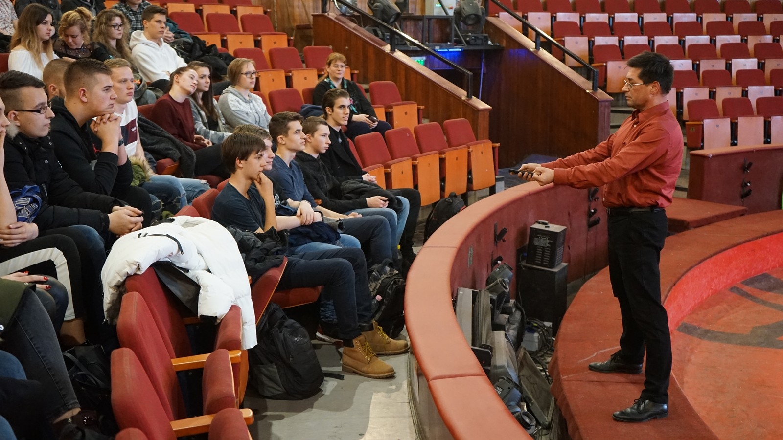 Az élet kapujában: érettségire készítő rendhagyó óra a Fővárosi Nagycirkuszban