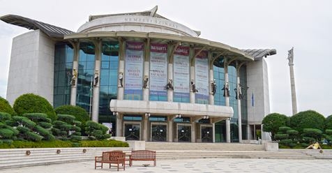 Magyarországon eddig nem látott műsorral nyit a Nemzeti fesztiválja