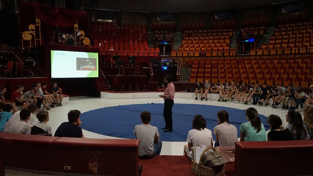 Geometria a cirkuszban – Számadó László rendhagyó matematika órája