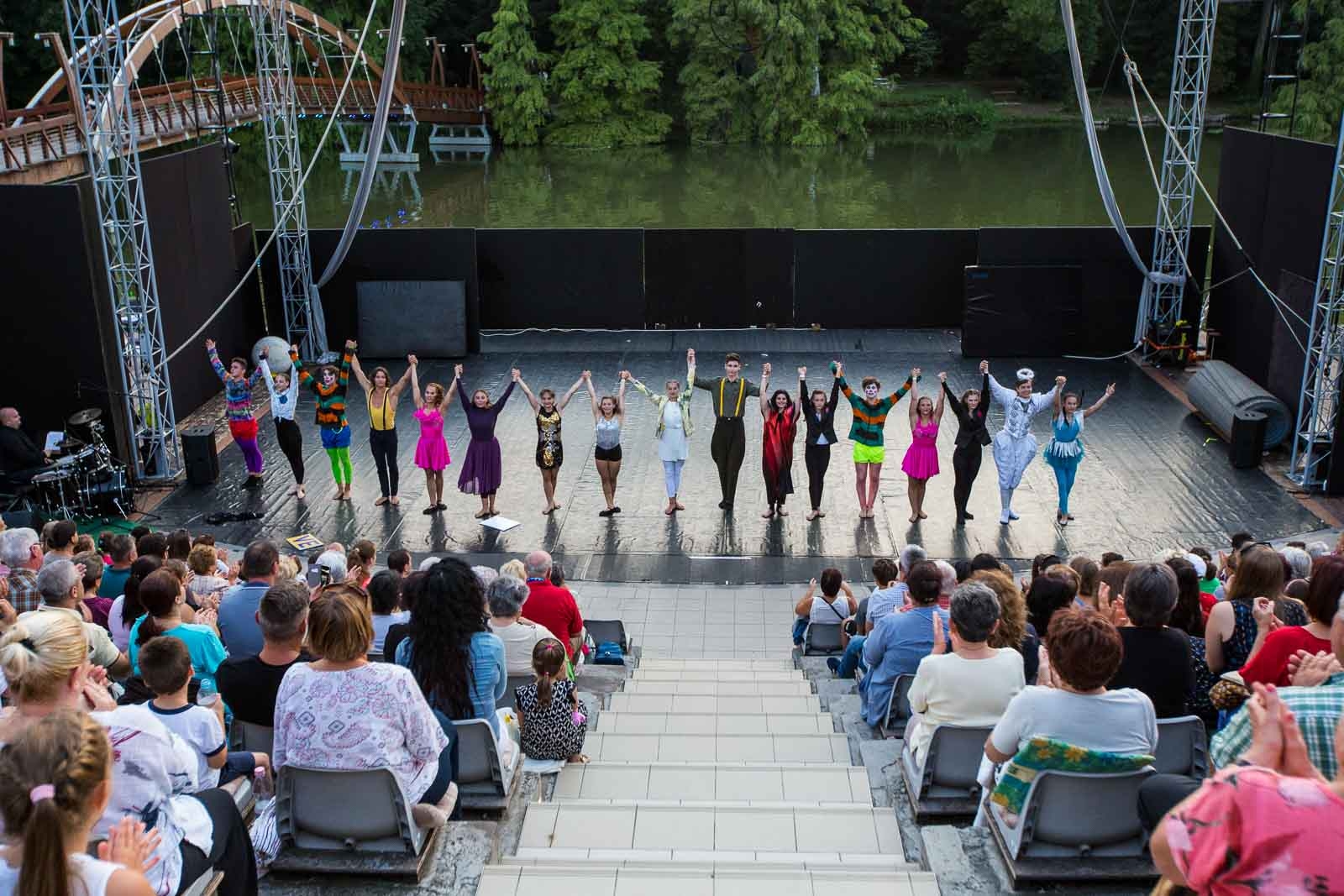 Fiatal artisták mozgásszínházi cirkusza