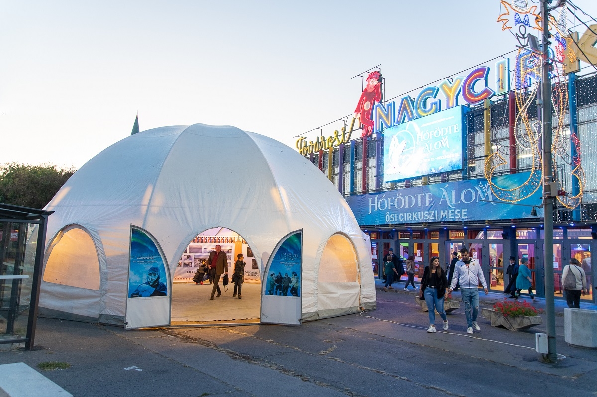 Izgalmas kulturális séta Jakutföldön – Hófödte Álom – Néprajzkutatók képei Jakutiából címmel nyílt kiállítás a Fővárosi Nagycirkusz előtt