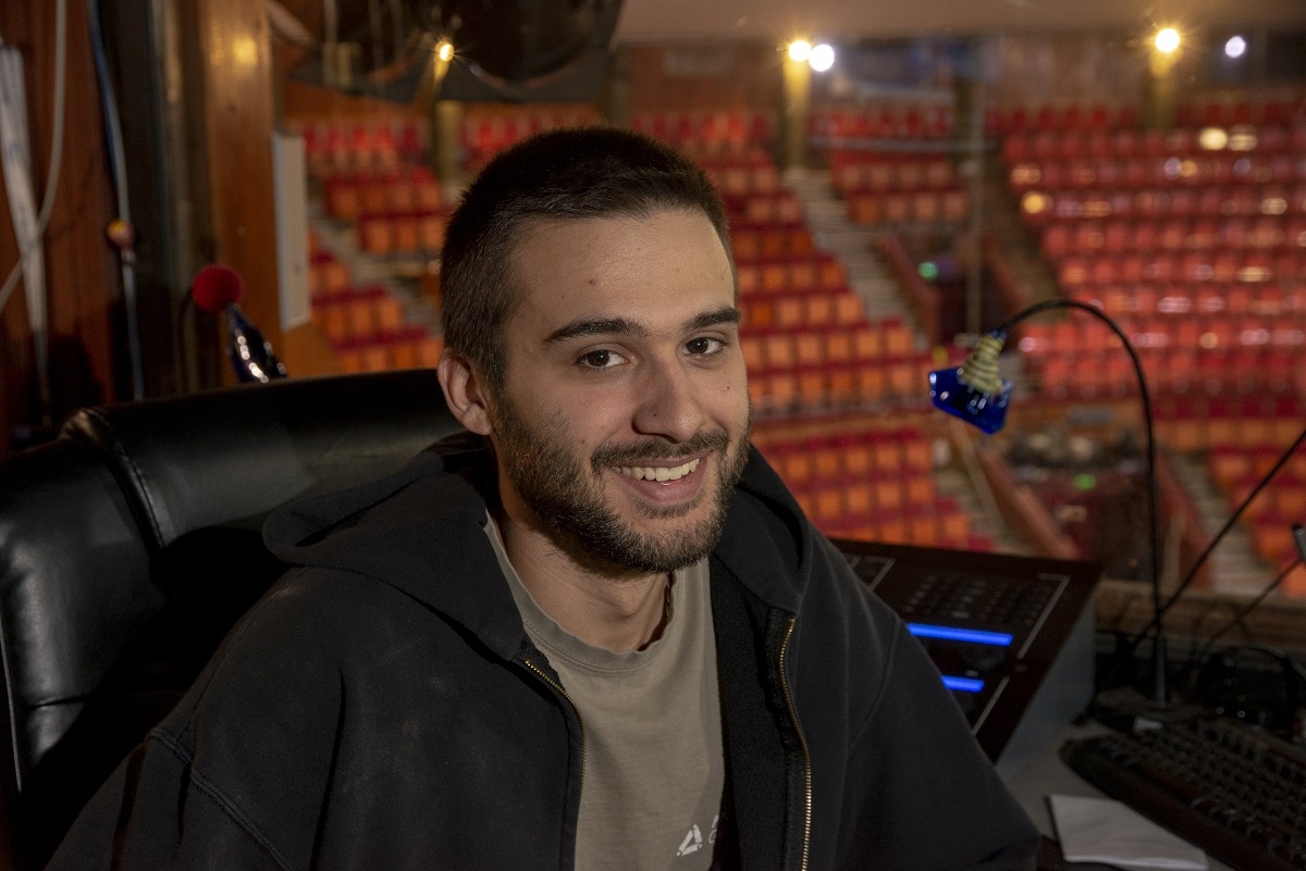 A kulisszák mögött: a fénytechnikusok