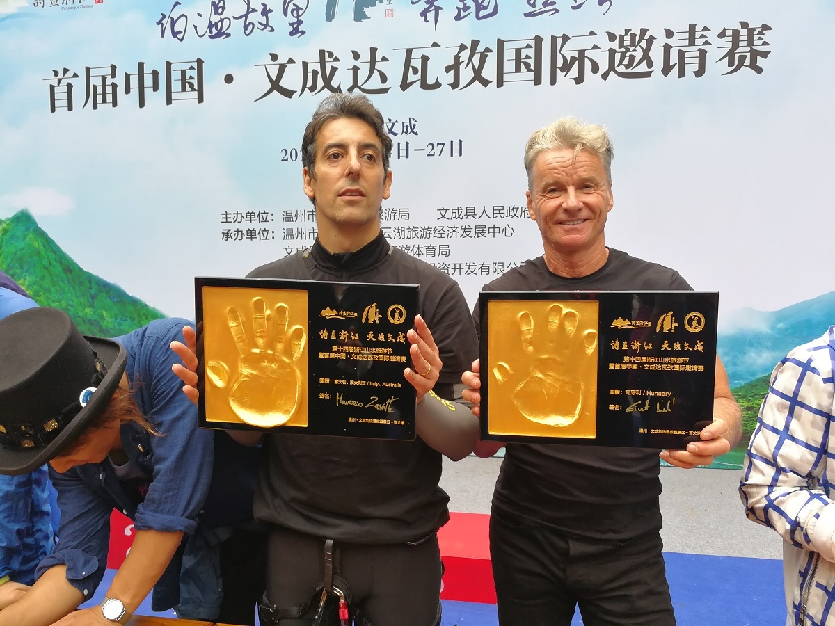 Ifj. Simet László artistaművész szédítő, 87 méteres magasságban