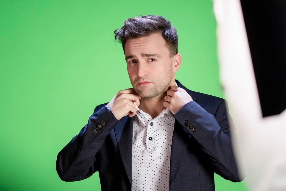 Szente Vajk színművész, rendező, író, dalszövegíró és műsorvezető lesz az egyik zsűritag a Kötéltánc című dalpályázat élő döntőjében november 26-án