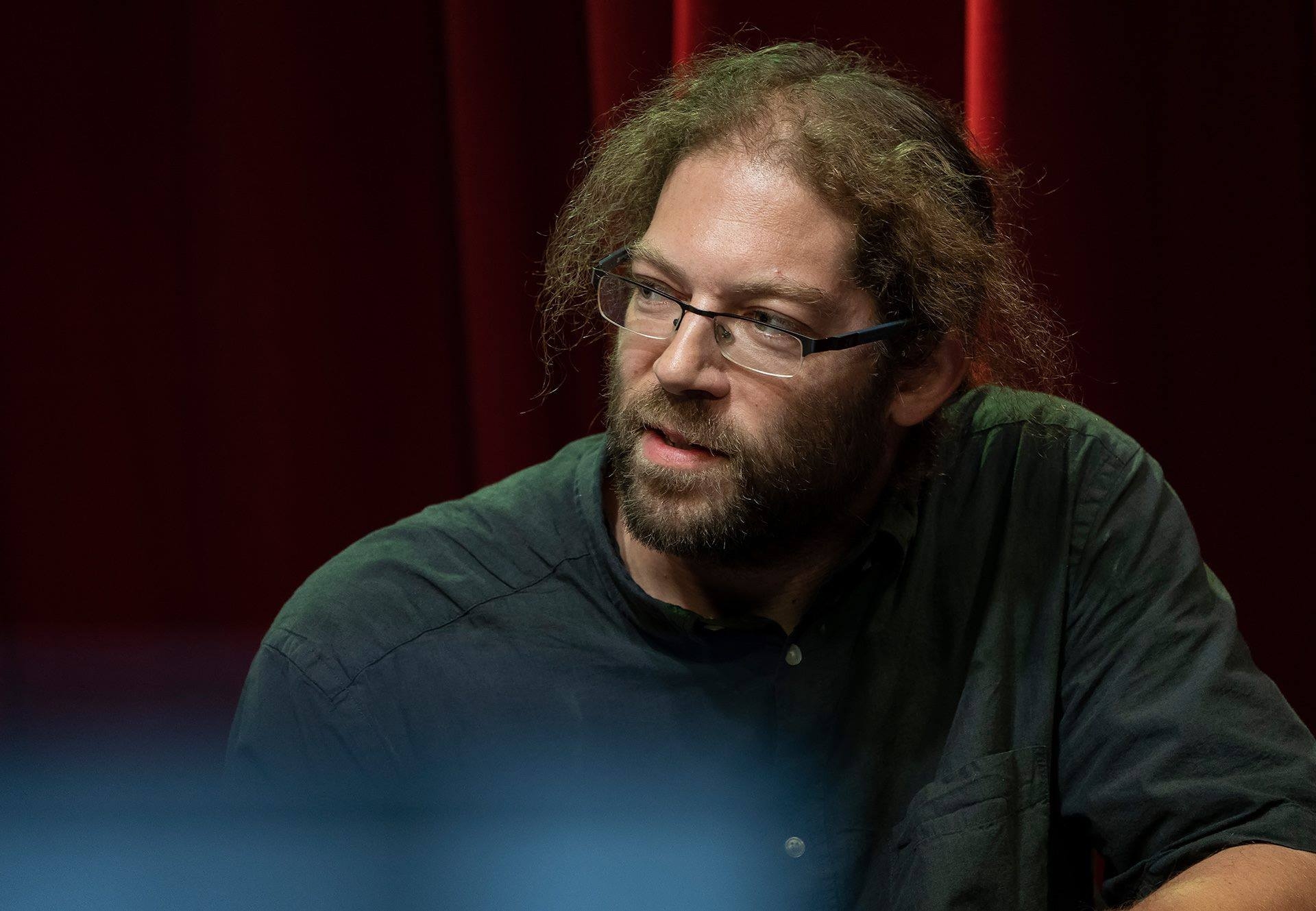 Varró Dániel költő, műfordító is tagja a héttagú zsűricsapatnak, akik élő műsorban értékelik a Kötéltánc elnevezésű dalpályázat döntőseit november 26-án