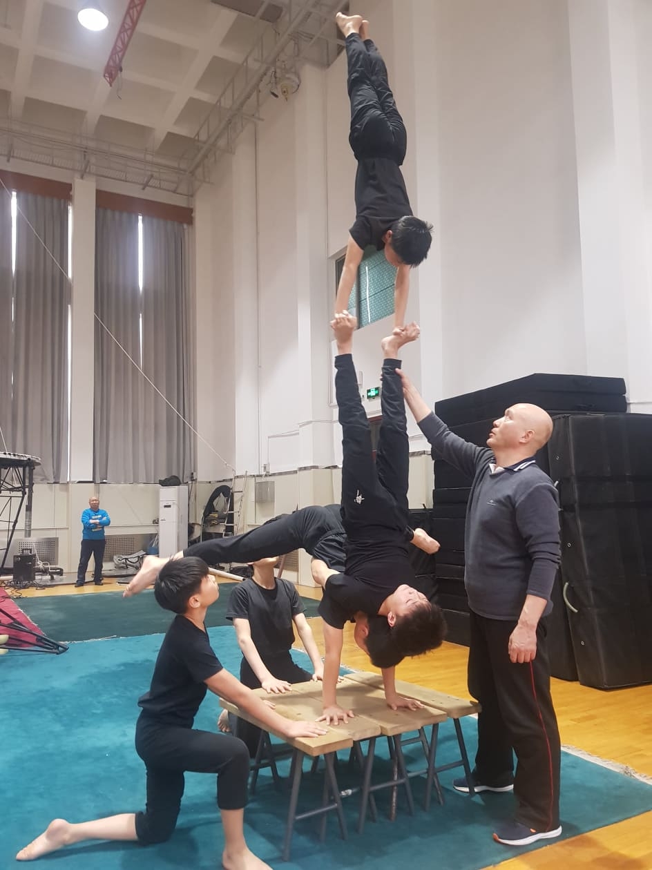 Egy éve kezdődtek el a tárgyalások, hogy a Baross Imre Artistaképző Intézetből egy teljes osztályt küldjenek Kínába, a Nemzeti Akrobata Iskolába tanulni