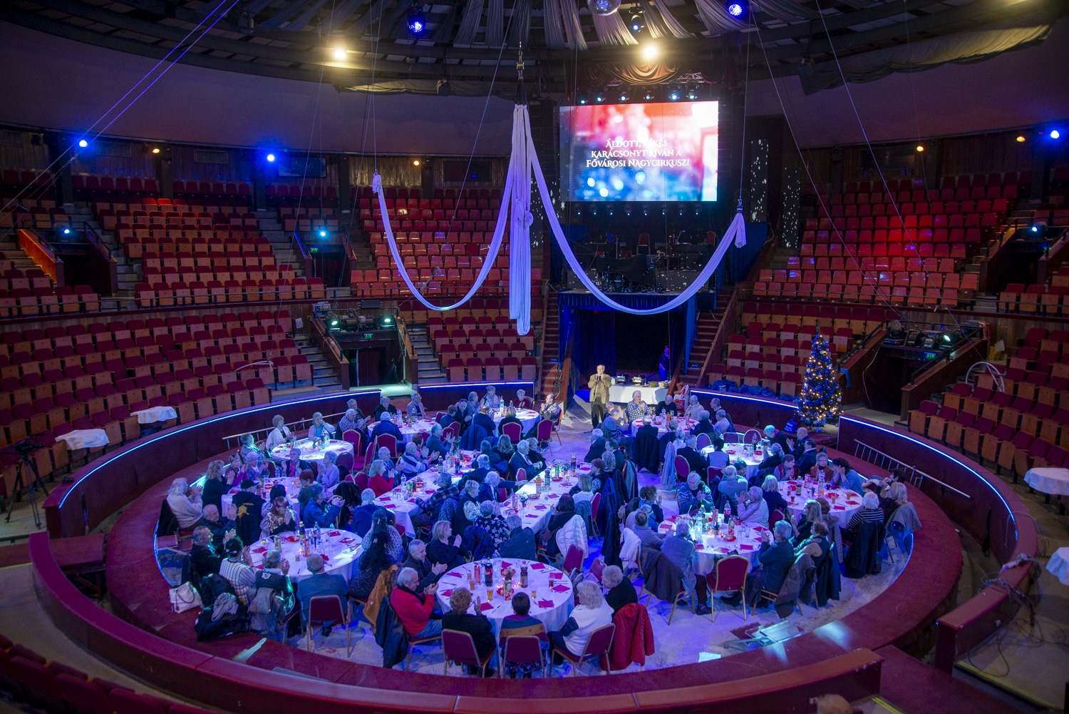 Szakszervezeti karácsonyi ünnepség a Fővárosi Nagycirkuszban   