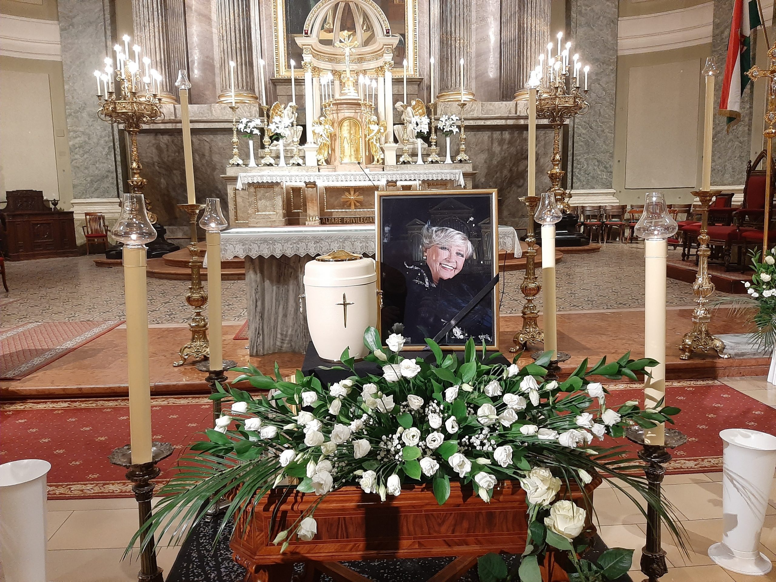 Gyászmisét tartottak Felföldi Anikó színművész tiszteletére   