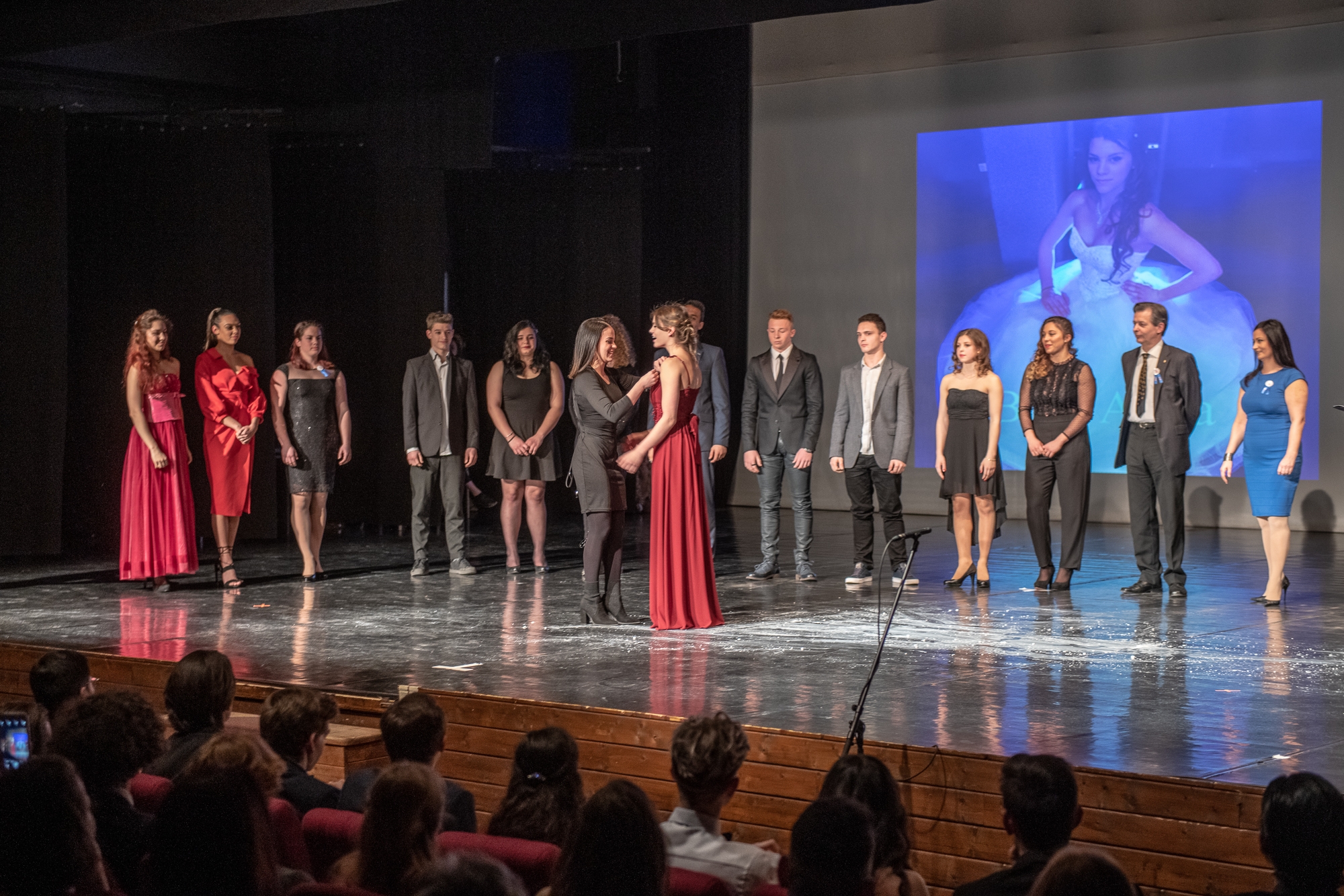 Szalagavatót tartottak az artistaképző végzős diákjainak   