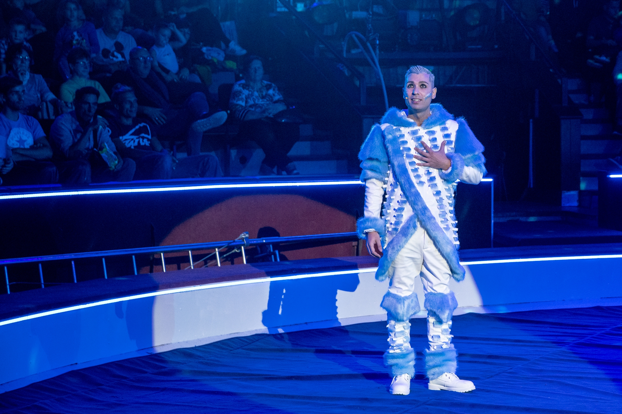 A kulisszák mögött – Konferanszié   